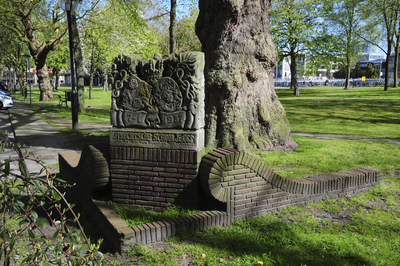 900427 Afbeelding van het gedenkteken ter herinnering aan het huwelijk van prinses Juliana en prins Bernhard op 7 ...